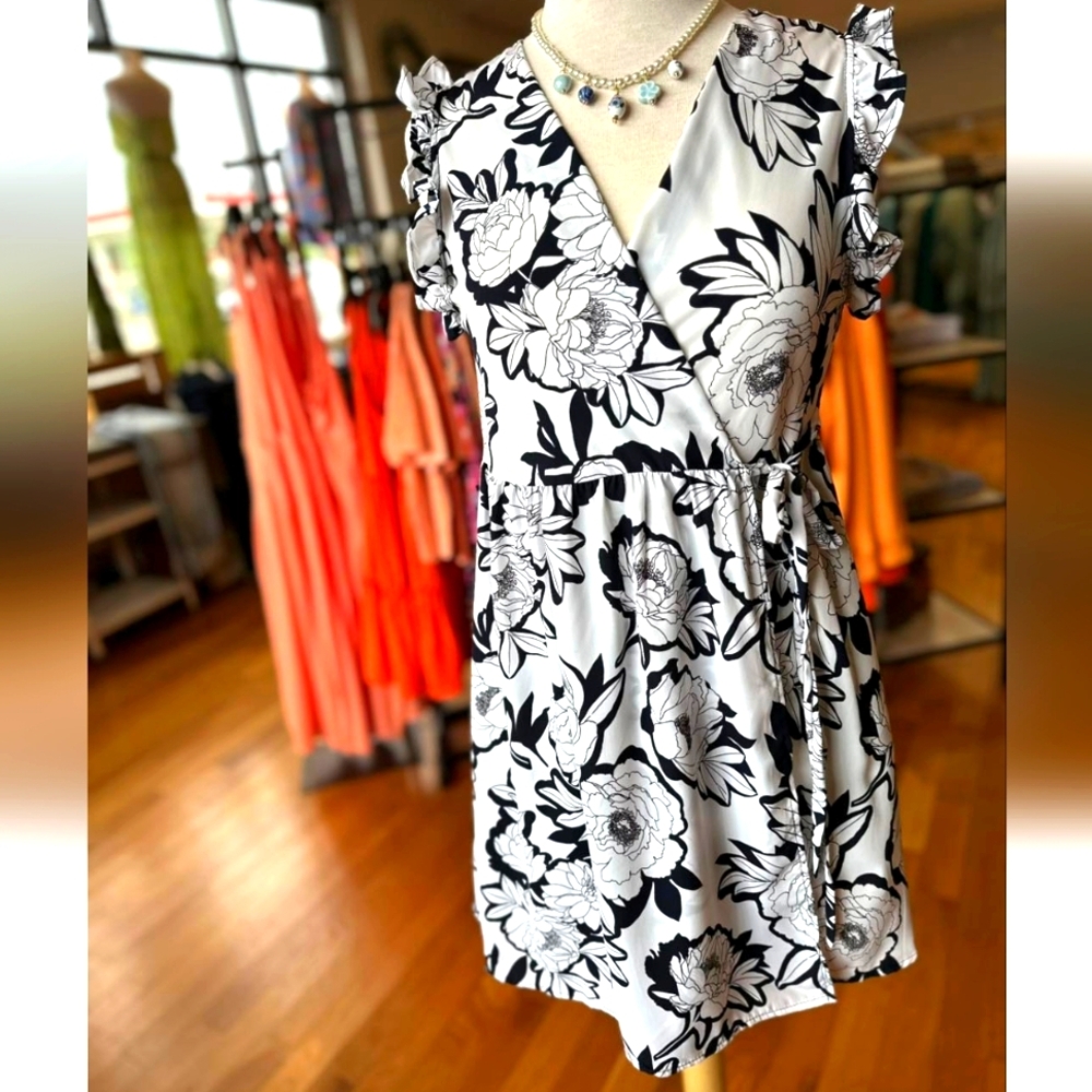 Bucket List NWT Floral Wrap Dress in Navy and White Sz Large